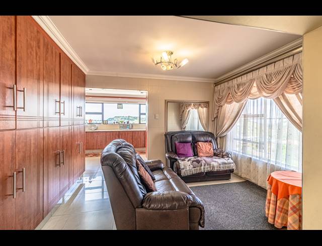4 BEDROOM HOUSE FOR SALE IN OAKDENE